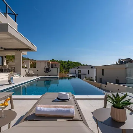 Luxury 5-bedroom Princess Korina With Heated Pool, Pool Table, Sauna, A Hot-tub Villa Podstrana