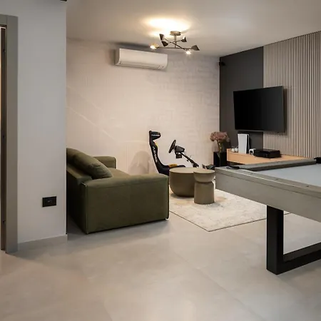 Luxury 5-bedroom Princess Korina With Heated Pool, Pool Table, Sauna, A Hot-tub