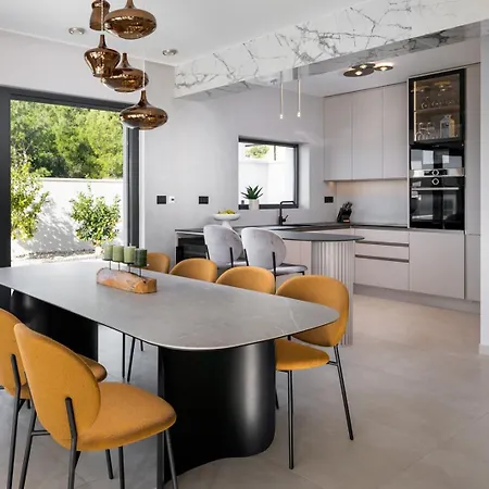 Luxury 5-bedroom Princess Korina With Heated Pool, Pool Table, Sauna, A Hot-tub Podstrana