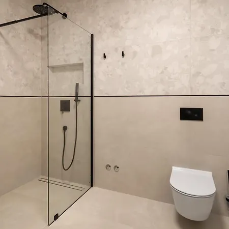 Luxury 5-bedroom Princess Korina With Heated Pool, Pool Table, Sauna, A Hot-tub Podstrana