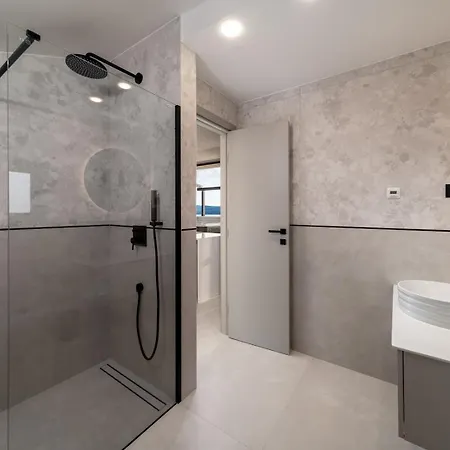 Luxury 5-bedroom Princess Korina With Heated Pool, Pool Table, Sauna, A Hot-tub Podstrana